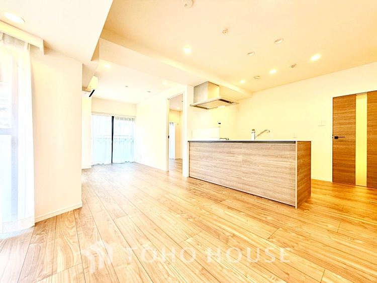 内装 家族や友人との団らんに最適なリビング。落ち着いた雰囲気でくつろぎの時間を過ごせます。