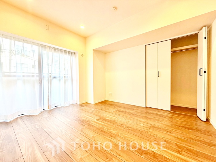 内装 静かな環境で集中できる洋室。仕事や趣味のスペースとしても活用できる便利な空間です。