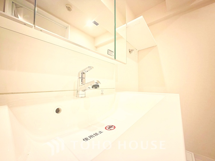 内装 ゆったりとした広さと明るさを兼ね備えた、くつろぎの時間を楽しめる快適なリビングです。