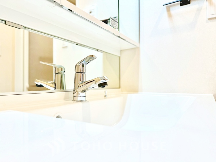 内装 ゆったりとした広さと明るさを兼ね備えた、くつろぎの時間を楽しめる快適なリビングです。