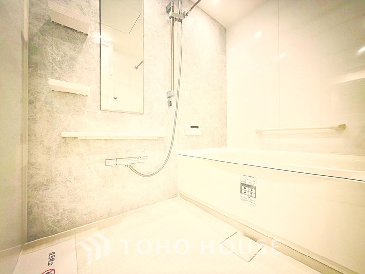 風呂 【Swaying surface】光に照らし出されたバスルーム。膨よかな湿度と静かに揺れる眼前の水面