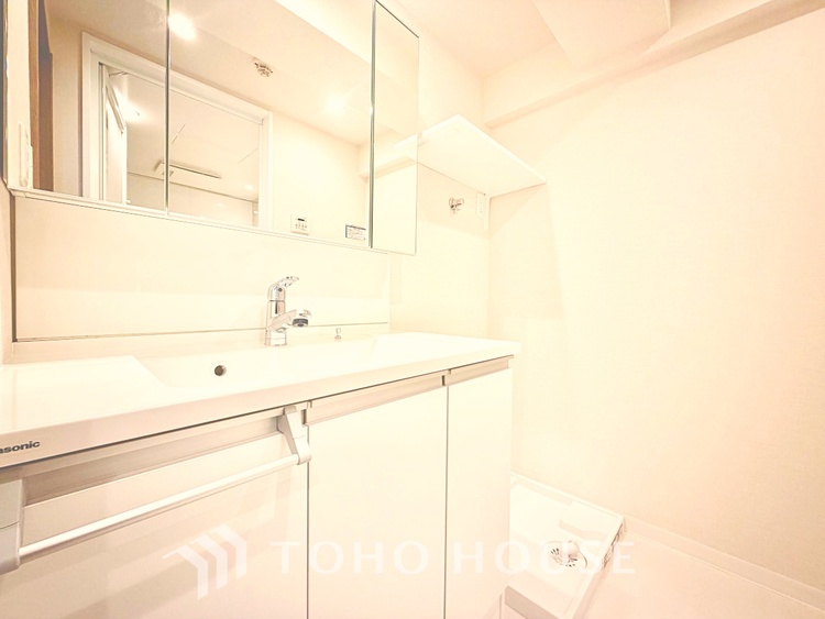 洗面 【Wash basin】十分な大きさの洗面台は収納もさる事ながら、身だしなみチェックや歯磨きなど、朝の慌ただしい時間でもホテルライクなスペースで余裕とゆとりを感じて頂けます。