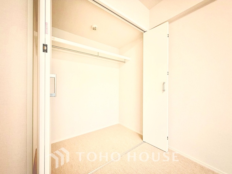 収納 クローゼット完備で、季節物の衣類や小物もきれいに収納できる便利な設計です。