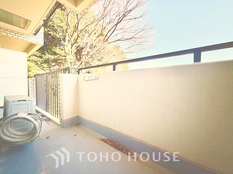 バルコニー ベランダから望む紺碧の空からそよ風、そして目に映るのはグリーン広がる風光明媚な世界。それは清々しい自然の薫りを肌で感じる幸せな空間。