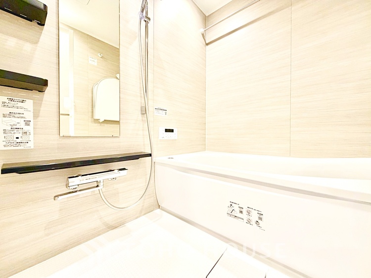 風呂 【Swaying surface】光に照らし出されたバスルーム。膨よかな湿度と静かに揺れる眼前の水面