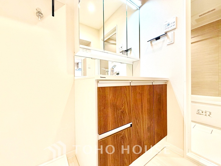 洗面 【Wash basin】十分な大きさの洗面台は収納もさる事ながら、身だしなみチェックや歯磨きなど、朝の慌ただしい時間でもホテルライクなスペースで余裕とゆとりを感じて頂けます。