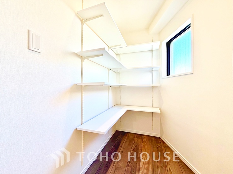 収納 クローゼット完備で、季節物の衣類や小物もきれいに収納できる便利な設計です。