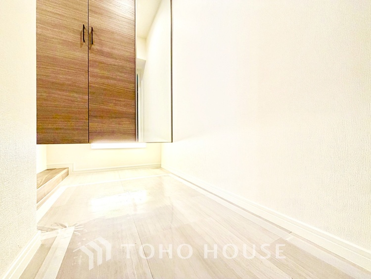 玄関 家族の靴や小物を整理しやすい収納付きで、玄関がいつも整った印象に。