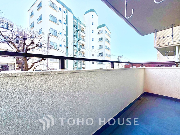 バルコニー ベランダから望む紺碧の空からそよ風、そして目に映るのはグリーン広がる風光明媚な世界。それは清々しい自然の薫りを肌で感じる幸せな空間。