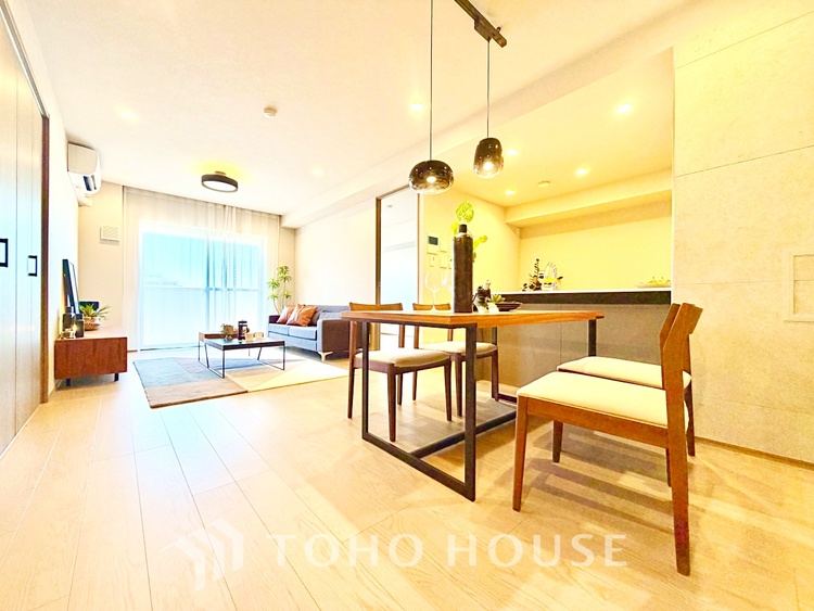 内装 触れることが出来そうな環境が、そのままインテリアに。その豊かで眩い眺望には、心地よい光と風が溢れ、ずっと眺めていたくなるような空間を演出してくれます。