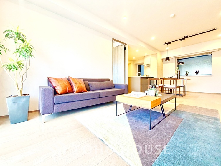 内装 太陽の光をスマートにリビングへ。優しくいざなわれた採光が朝は目を覚ませ、昼はくつろぎ、そして夕刻には温もりを与える。他にはないおしゃれなデザインで。