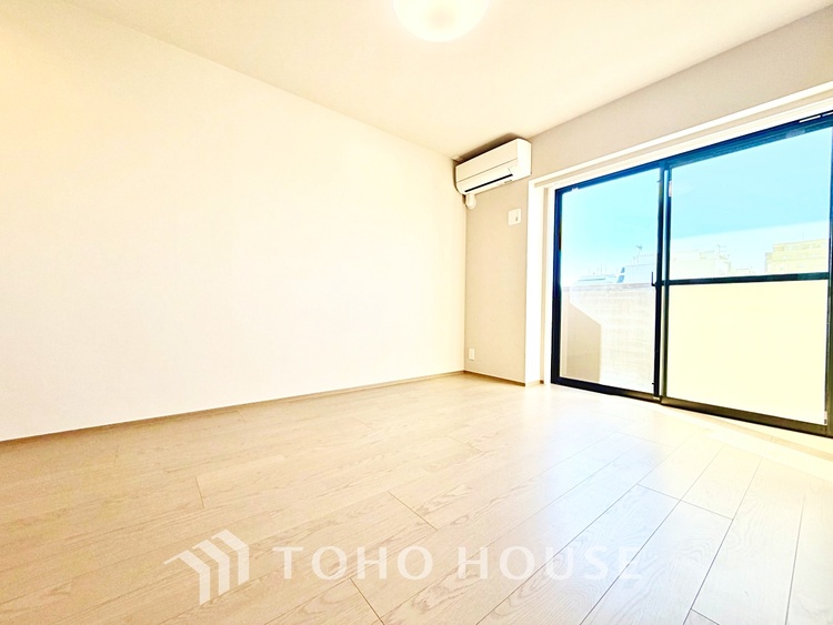 内装 プライベートな時間を大切にできる、落ち着いた洋室。収納も充実し快適な暮らしを実現します。