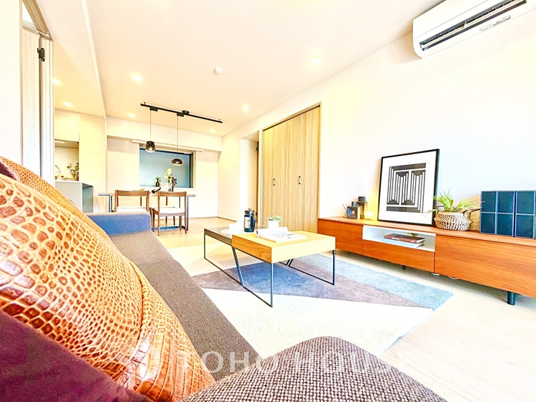 内装 家族や友人との団らんに最適なリビング。落ち着いた雰囲気でくつろぎの時間を過ごせます。