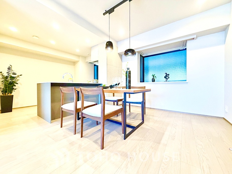 内装 シンプルで洗練されたデザインが魅力のリビング。インテリアを自由に楽しめる空間です。