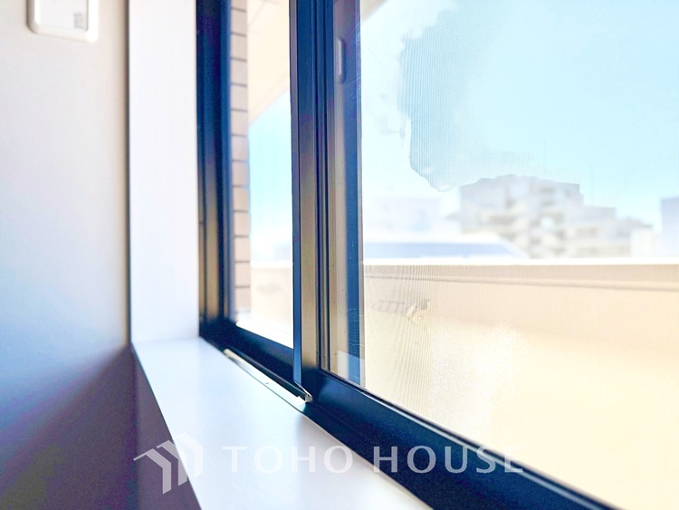 内装 静かな環境で集中できる洋室。仕事や趣味のスペースとしても活用できる便利な空間です。