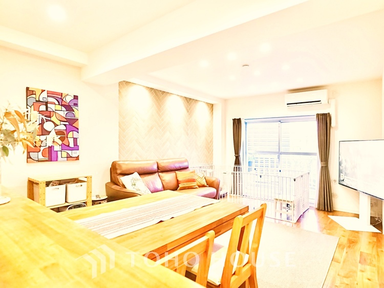 内装 太陽の光をスマートにリビングへ。優しくいざなわれた採光が朝は目を覚ませ、昼はくつろぎ、そして夕刻には温もりを与える。他にはないおしゃれなデザインで。