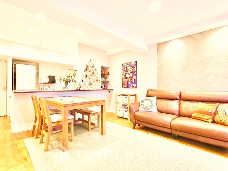 内装 大きな窓から差し込む陽光が心地よい、家族が自然と集まる開放的なリビング空間です。