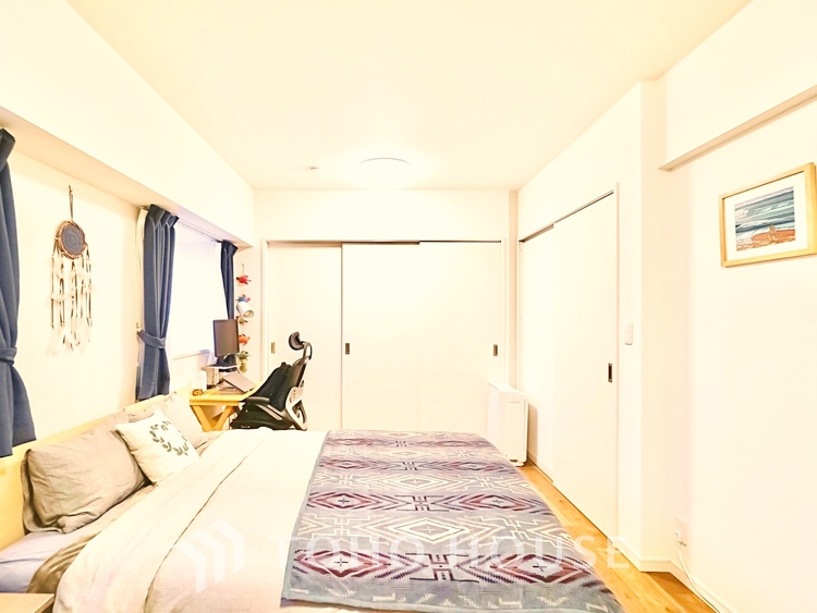 内装 プライベートな時間を大切にできる、落ち着いた洋室。収納も充実し快適な暮らしを実現します。