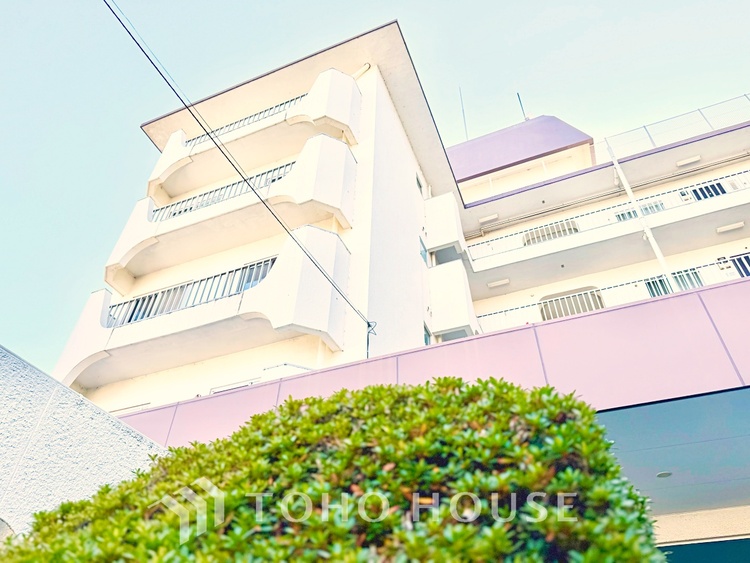 内装 家族や友人との団らんに最適なリビング。落ち着いた雰囲気でくつろぎの時間を過ごせます。