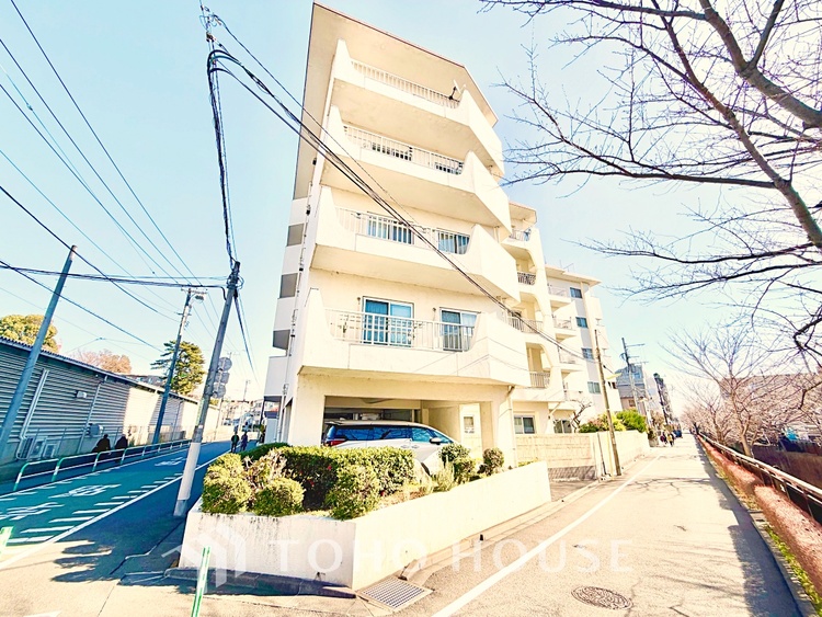 内装 静かな環境で集中できる洋室。仕事や趣味のスペースとしても活用できる便利な空間です。