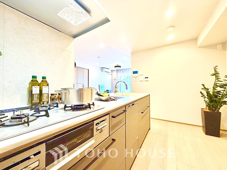 キッチン 家事動線に配慮した、効率的なキッチンレイアウト。調理も片付けもスムーズに行えます。