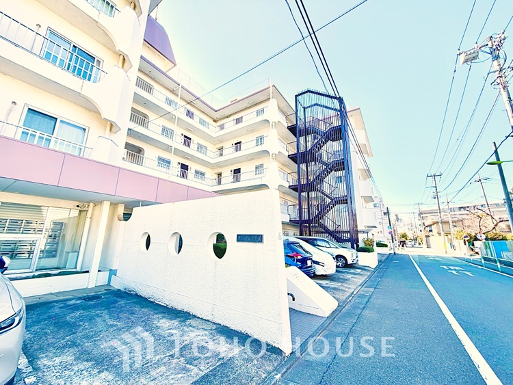 内装 ゆったりとした広さと明るさを兼ね備えた、くつろぎの時間を楽しめる快適なリビングです。