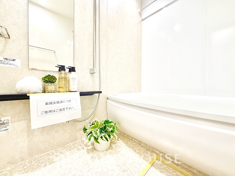 風呂 【Swaying surface】光に照らし出されたバスルーム。膨よかな湿度と静かに揺れる眼前の水面