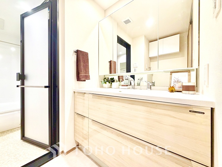 洗面 【Wash basin】十分な大きさの洗面台は収納もさる事ながら、身だしなみチェックや歯磨きなど、朝の慌ただしい時間でもホテルライクなスペースで余裕とゆとりを感じて頂けます。