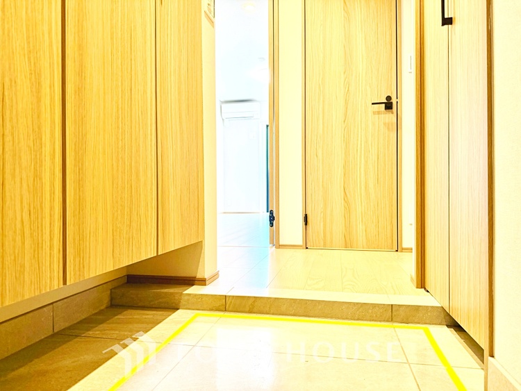 玄関 家族の靴や小物を整理しやすい収納付きで、玄関がいつも整った印象に。