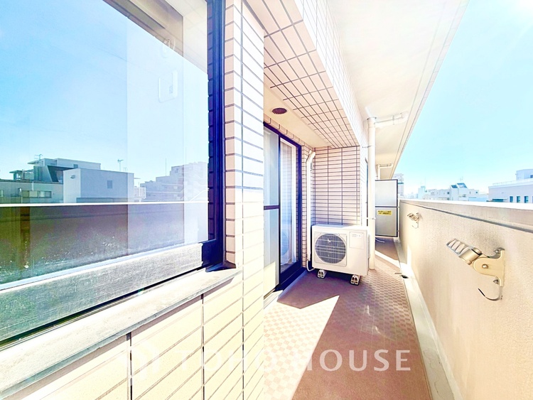 バルコニー 開放感あふれるバルコニーで、朝の光や夜風を感じながら心地よい時間を過ごせます。