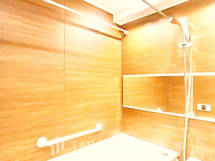 風呂 【Swaying surface】光に照らし出されたバスルーム。膨よかな湿度と静かに揺れる眼前の水面