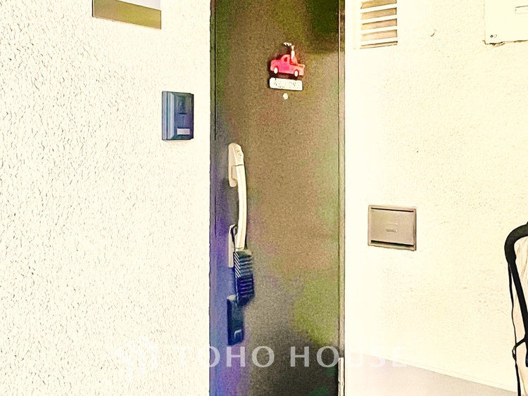 玄関 家族の靴や小物を整理しやすい収納付きで、玄関がいつも整った印象に。