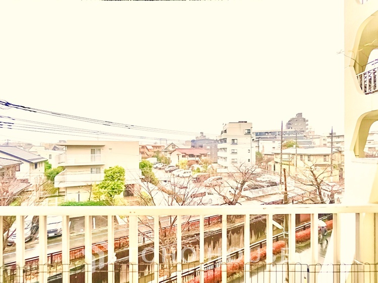 バルコニー 開放感あふれるバルコニーで、朝の光や夜風を感じながら心地よい時間を過ごせます。