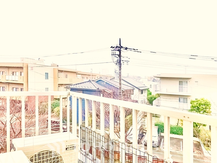 バルコニー ベランダから望む紺碧の空からそよ風、そして目に映るのはグリーン広がる風光明媚な世界。それは清々しい自然の薫りを肌で感じる幸せな空間。