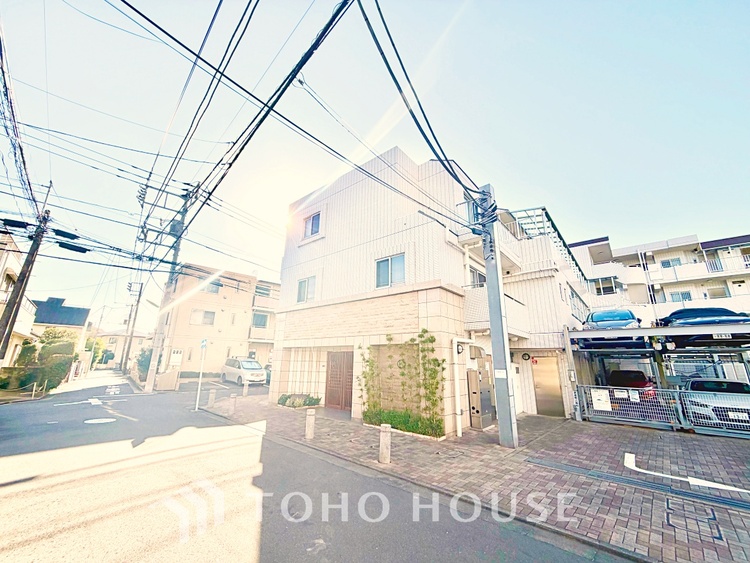 内装 大きな窓から差し込む陽光が心地よい、家族が自然と集まる開放的なリビング空間です。