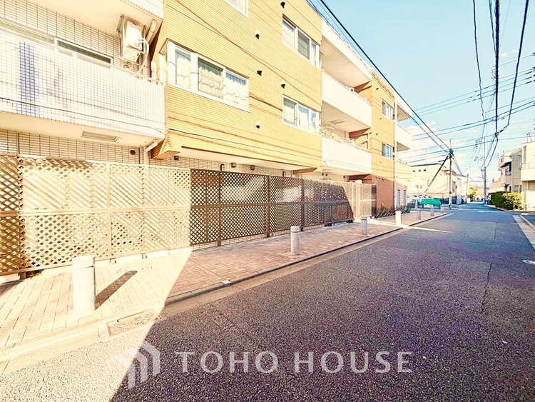 風呂 【Swaying surface】光に照らし出されたバスルーム。膨よかな湿度と静かに揺れる眼前の水面