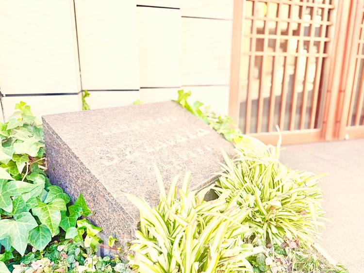 洗面 【Wash basin】十分な大きさの洗面台は収納もさる事ながら、身だしなみチェックや歯磨きなど、朝の慌ただしい時間でもホテルライクなスペースで余裕とゆとりを感じて頂けます。