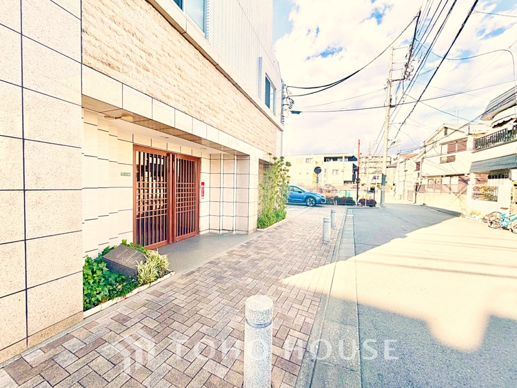 玄関 家族の靴や小物を整理しやすい収納付きで、玄関がいつも整った印象に。