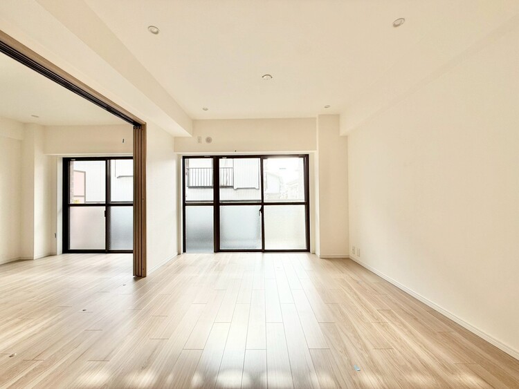 居間 落ち着いた雰囲気に包まれて、伸びやかな空間。