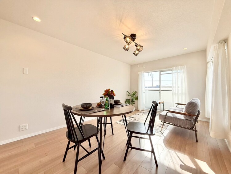 居間 通風・採光に優れ、心地よい光と風が溢れています。