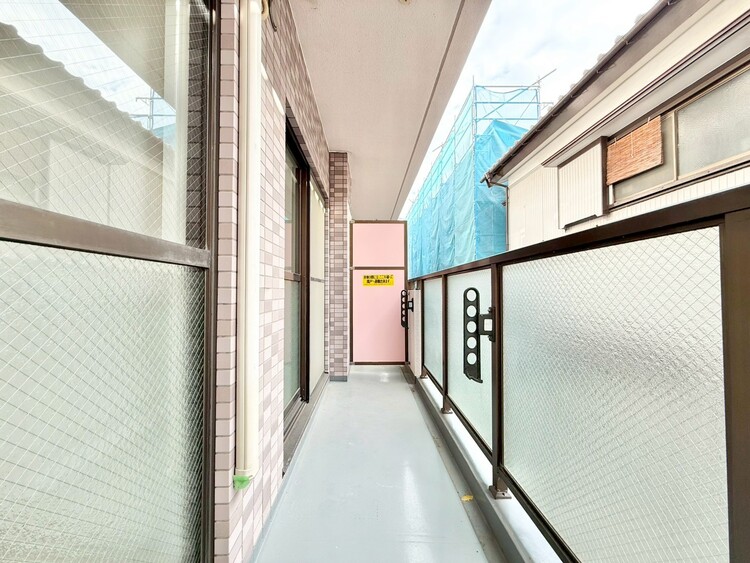 バルコニー 朝の澄んだ空気や、夕方に吹く清々しい風を感じられるバルコニー。