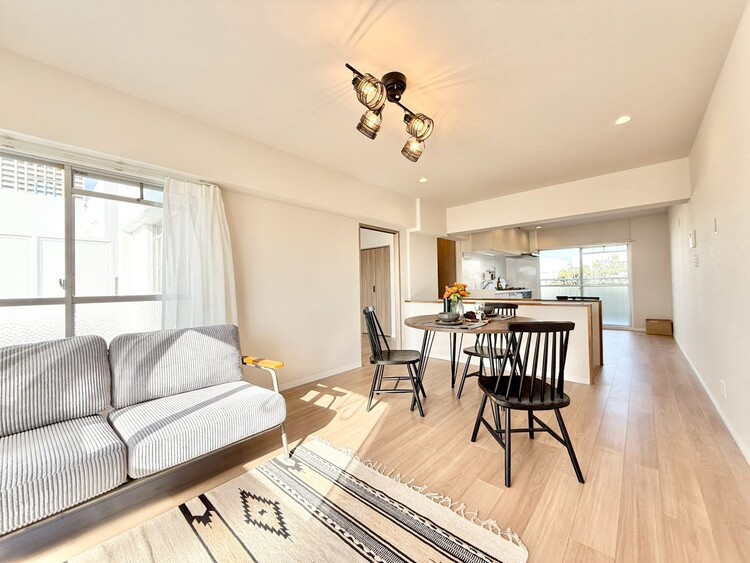 居間 伸びやかな空間のなかで、ゆったりとしたひとときを過ごせます。