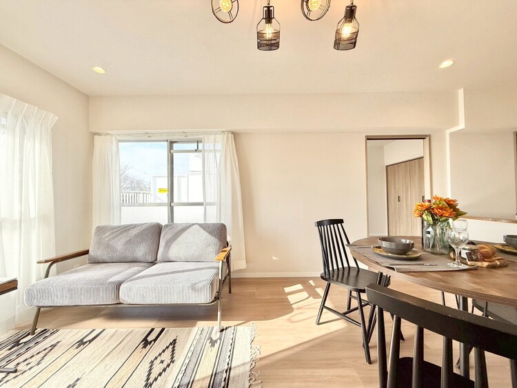 居間 シンプルな内装と偏り過ぎないデザインで統一しました。