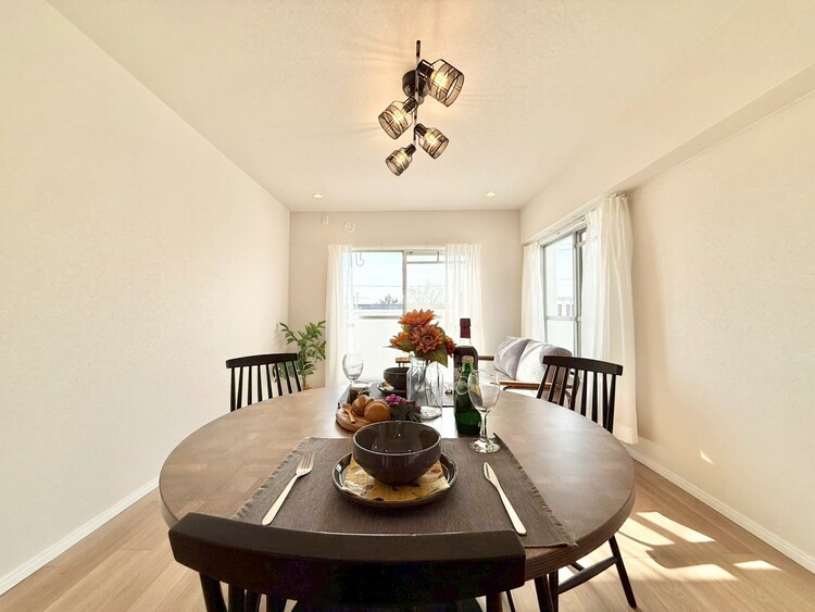 居間 落ち着いた雰囲気に包まれて、伸びやかな空間。