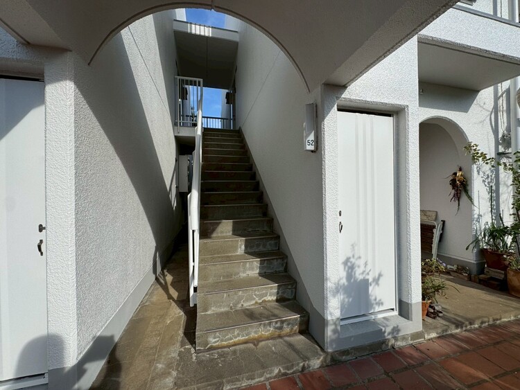 設備 共用部の階段です。明るく清潔に管理されています。