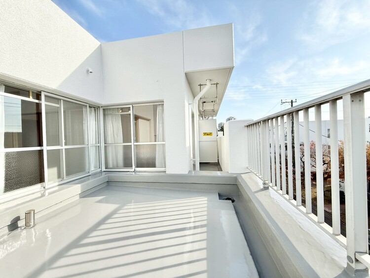 バルコニー 朝の澄んだ空気や、夕方に吹く清々しい風を感じられるバルコニー。