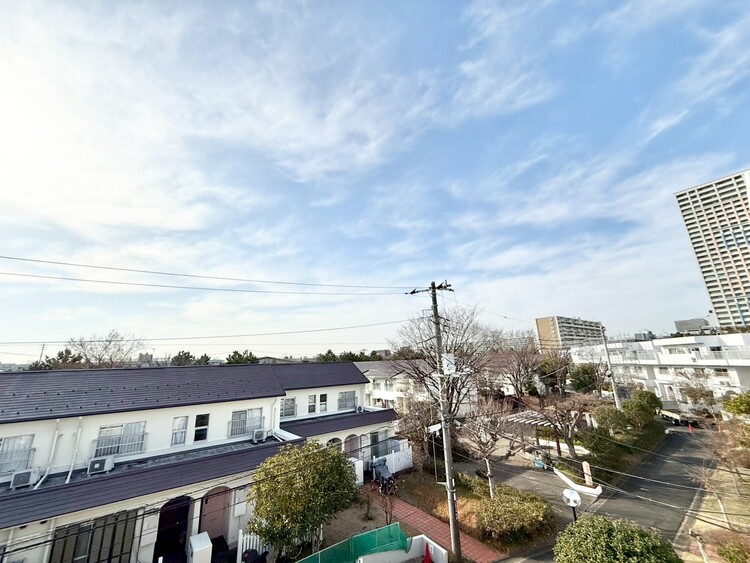 バルコニー 眺望や窓からの景色が良いと、家で過ごす時間も快適です。