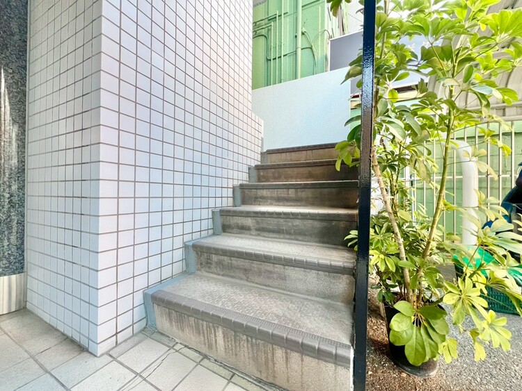 設備 共用部の階段です。明るく清潔に管理されています。