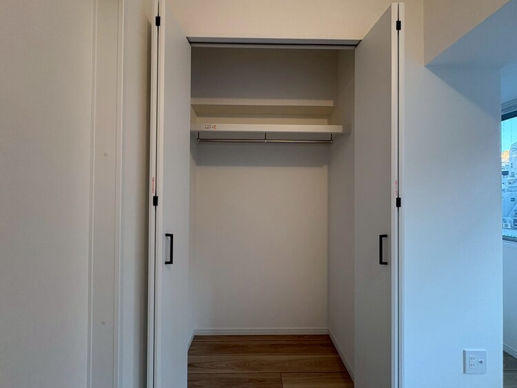 収納 家電やスーツケース、ストック品など何でも片付く嬉しい空間です。