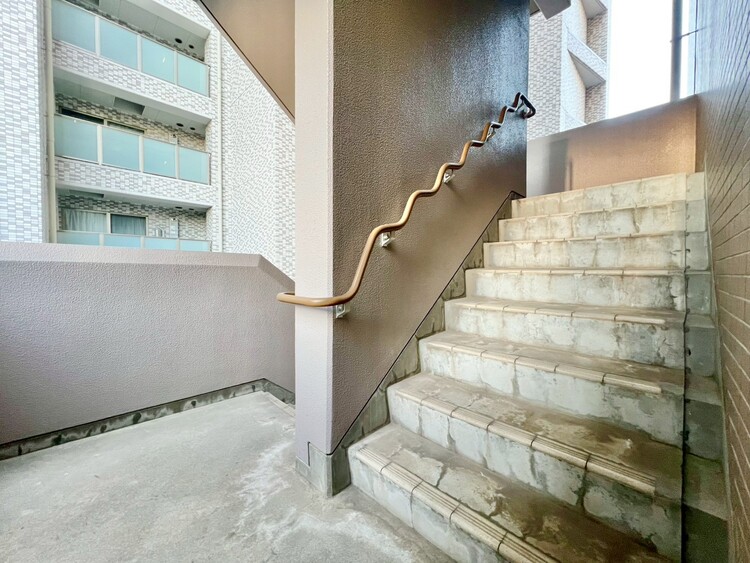 設備 共用部の階段です。明るく清潔に管理されています。